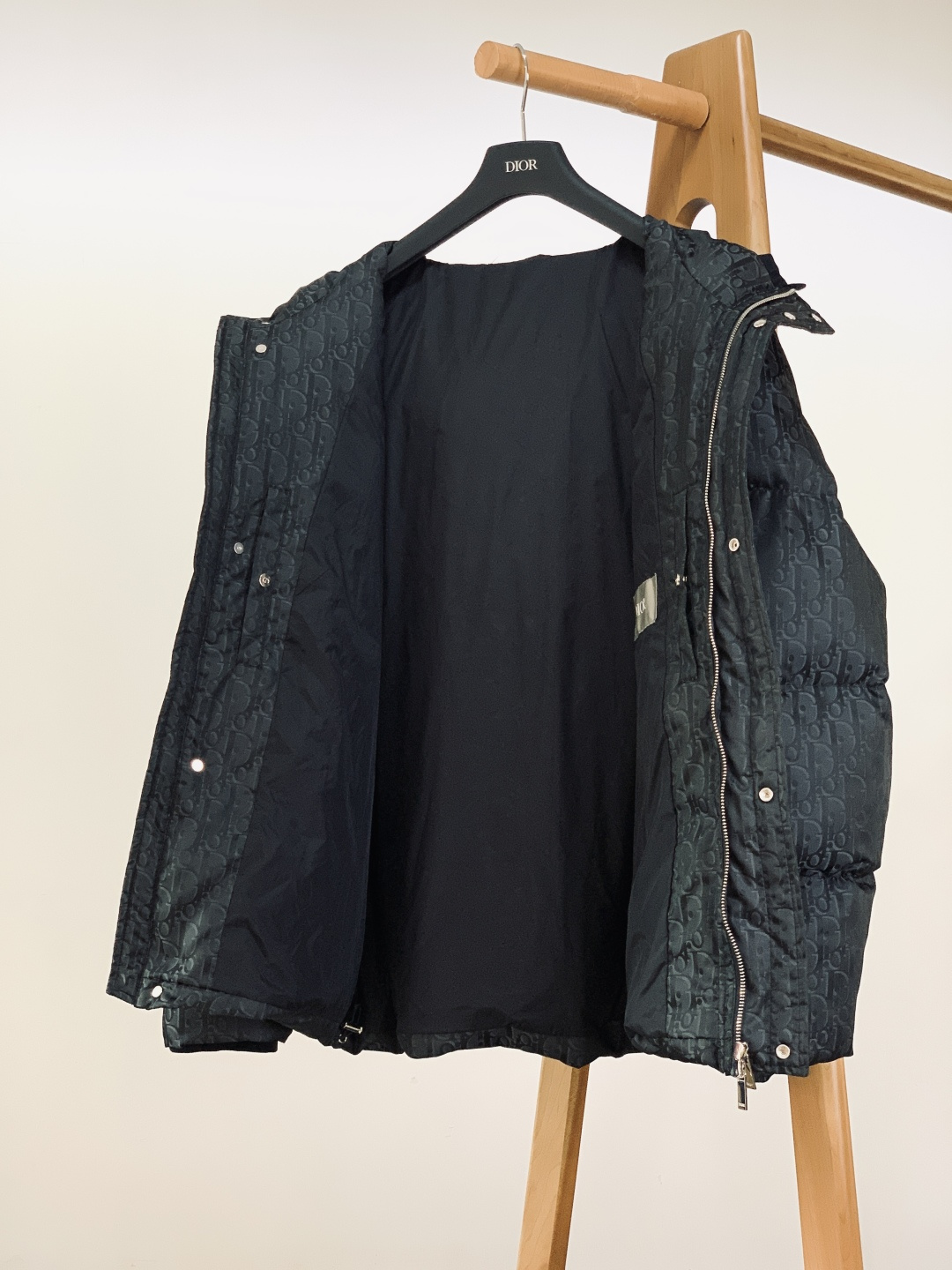 Dior Homme 迪奥·桀傲 2025FW秋冬新品 Oblique 连帽羽绒服。颜值与保暖双顶配，通