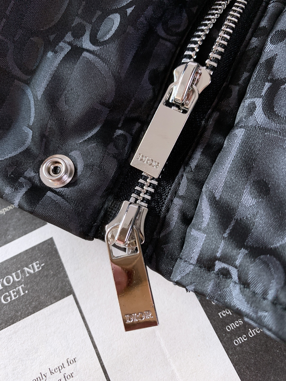 Dior Homme 迪奥·桀傲 2025FW秋冬新品 Oblique 连帽羽绒服。颜值与保暖双顶配，通