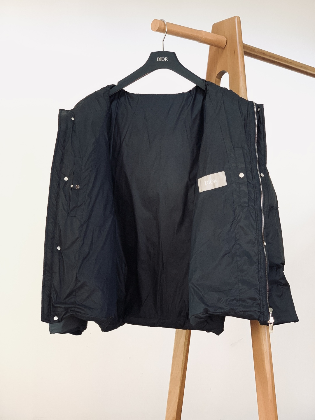 Dior Homme 迪奥·桀傲 CD标识连帽羽绒服采用简约设计，胸前有品牌刺绣标志，辨识度满分!高品质