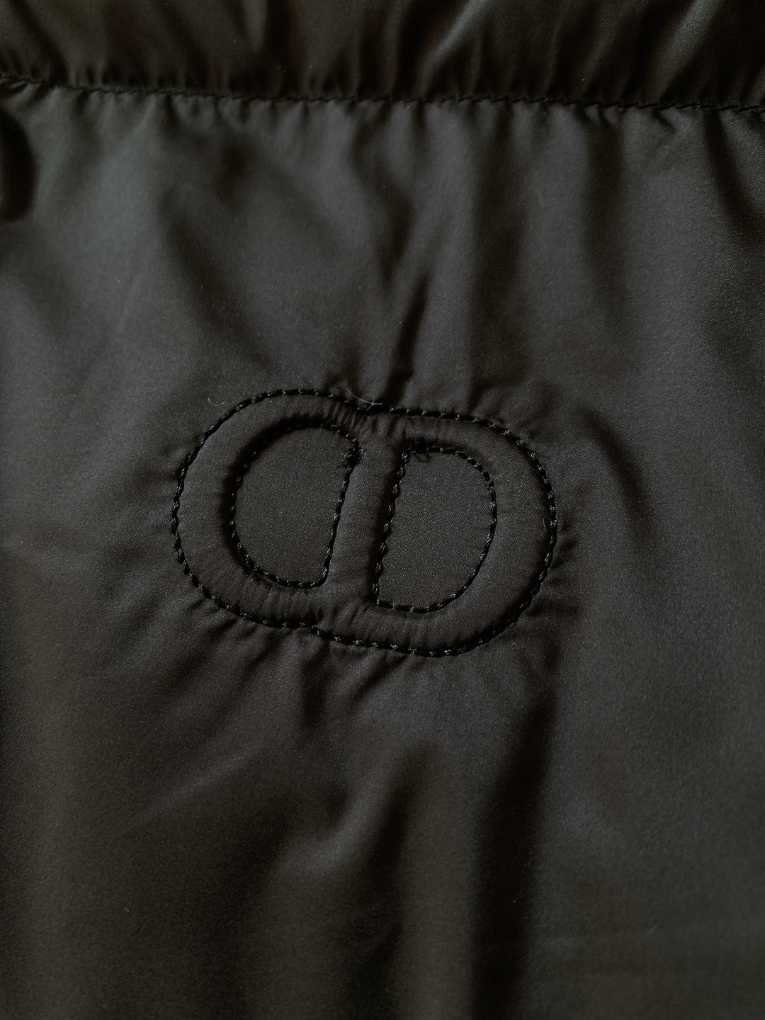 Dior Homme 迪奥·桀傲 CD标识连帽羽绒服采用简约设计，胸前有品牌刺绣标志，辨识度满分!高品质