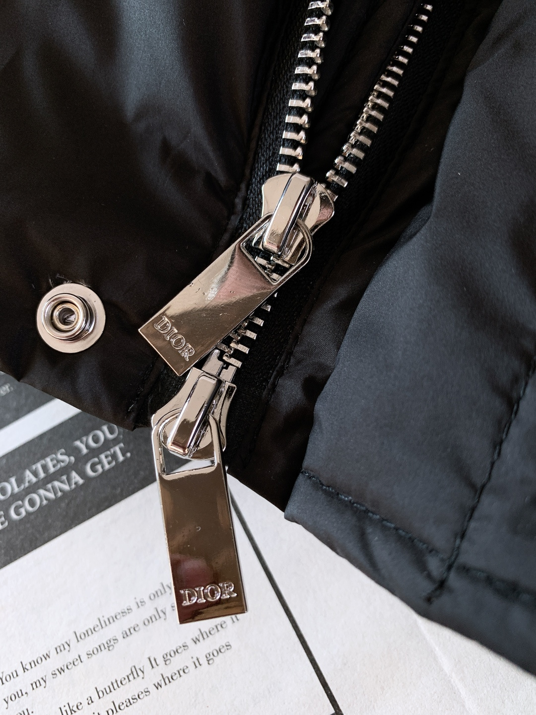 Dior Homme 迪奥·桀傲 CD标识连帽羽绒服采用简约设计，胸前有品牌刺绣标志，辨识度满分!高品质