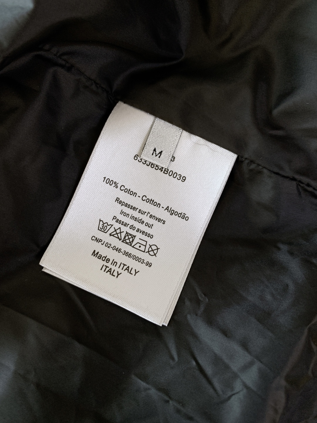 Dior Homme 迪奥·桀傲 CD标识连帽羽绒服采用简约设计，胸前有品牌刺绣标志，辨识度满分!高品质