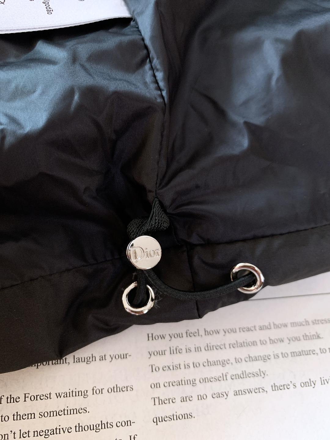 Dior Homme 迪奥·桀傲 CD标识连帽羽绒服采用简约设计，胸前有品牌刺绣标志，辨识度满分!高品质