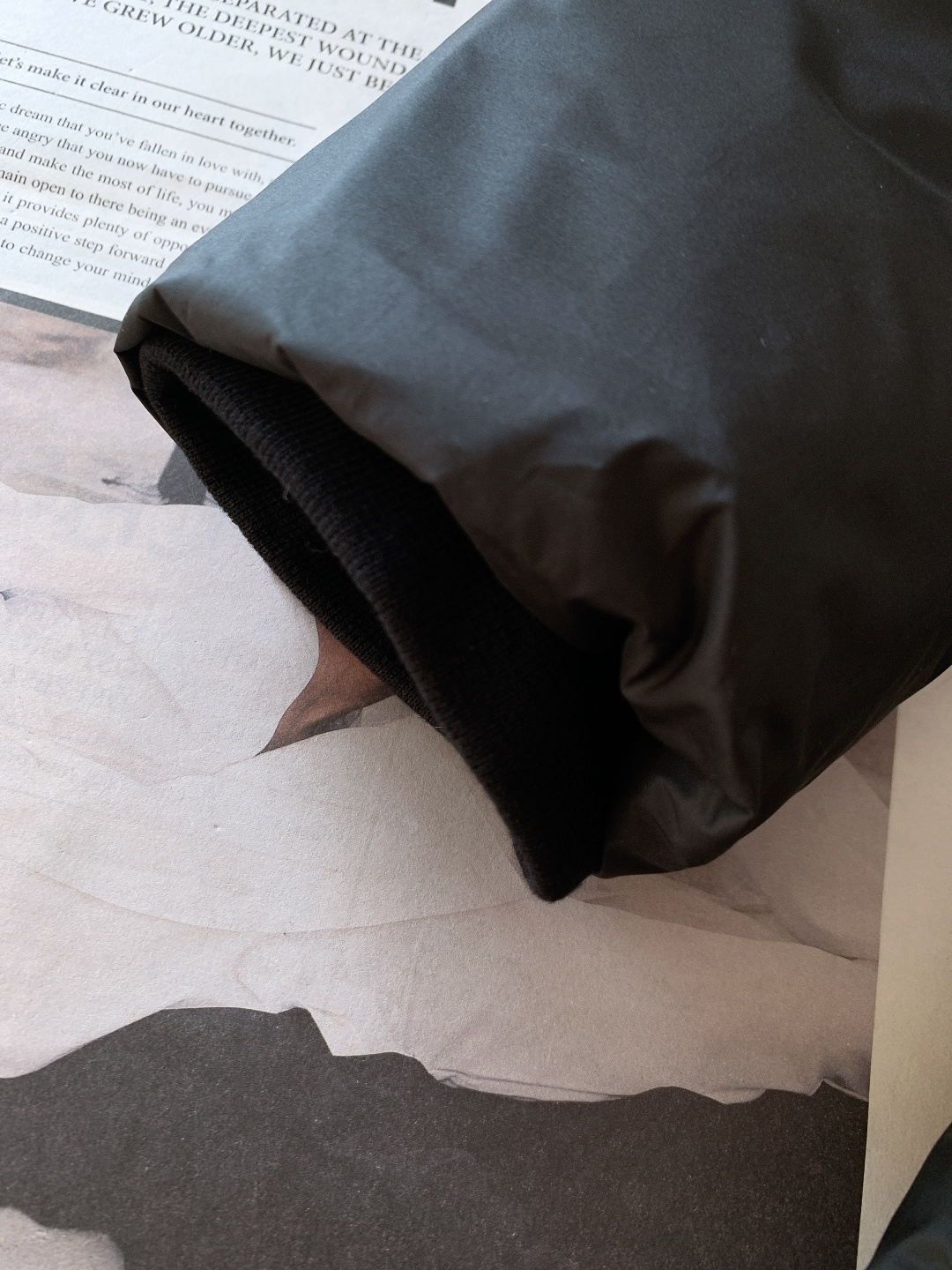 Dior Homme 迪奥·桀傲 CD标识连帽羽绒服采用简约设计，胸前有品牌刺绣标志，辨识度满分!高品质