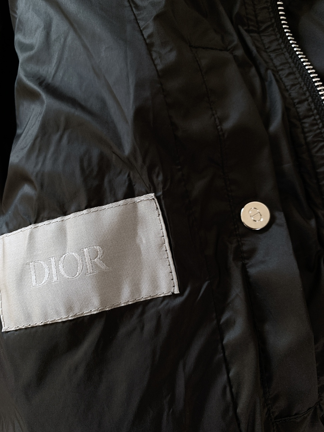 Dior Homme 迪奥·桀傲 CD标识连帽羽绒服采用简约设计，胸前有品牌刺绣标志，辨识度满分!高品质