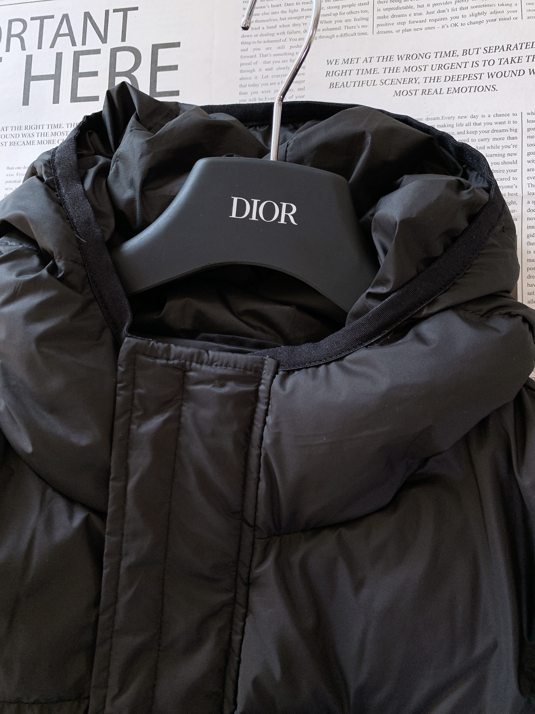 Dior Homme 迪奥·桀傲 CD标识连帽羽绒服采用简约设计，胸前有品牌刺绣标志，辨识度满分!高品质