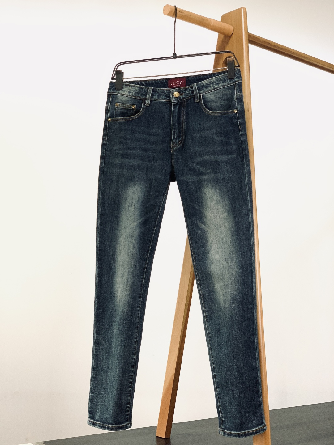 NO:691188,Gucci 2025FW new autumn and winter products, high fashion style, casual washed jeans. The fabric is very special, ultra-fine fine imitation cotton yarn blend, super soft and comfortable. It has the casual and casual feel of jeans, but also a sense of relaxation and fashion. The fabric surface is refreshing, slightly elastic, super soft and can be worn for a long time. The whole pair of pants is made of traditional hand-rubbed craftsmanship and is naturally stone-washed with light fermentation water. The version is a fitted straight-leg cut with exquisite details.  ……………………………………………………………… Size29-38,,gucci,gucci,jeans,19860909Gucci 古驰 2025FW秋冬新品 高级时装感,休闲洗水牛仔裤. 面料很特殊,超细精仿棉纱混纺,超柔舒适感. 具备牛仔随性感 ,休闲感 , 亦有轻松感 ,时尚感. 布面清爽,微弹力,超柔穿着时间长, 整条裤子全传统手擦工艺,自然石磨轻酵洗水. 版型属于合体直脚剪裁,细节精致感. …………………………………………………… Size29-38,,gucci,gucci,jeans,,Men's clothing