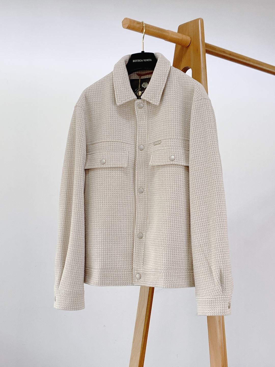 NO:728570,Support the LoroPiana L.P waffle woolen jacket after the New Year. The waffle texture has its own airy feel, 82 cotton + 18 Tencel blended, soft but not collapsed wool texture, the skin is just the right temperature for autumn and winter. Metal nameplate + buttons with the same engraved logo, inner plaid lining with contrasting details, lapels + work bag style, casual and elegant.  Dark gray is a low-key atmosphere, and off-white is a gentle sense of alienation. Paired with a sweater or a shirt, it is 'effortlessly refined'. ……………………………………………… Size48-56,, loro piana, jackets & coats, sweaters, shirts,19860909支持年后 LoroPiana L.P 华夫格毛呢夹克 华夫格织纹自带空气感,82棉+18天丝混纺,软而不塌的毛呢肌理,贴肤是秋冬刚好的温度 金属铭牌+同刻字logo纽扣,内搭格纹衬里藏着撞色小心思,翻领+工装袋型,休闲里裹着贵气 深灰是低调的氛围感,米白是温柔的疏离感,搭毛衣或衬衫,都是「毫不费力的精致」. …………………………………………………… Size48-56,,loro piana,jackets & coats,sweaters,shirts,,Men's clothing