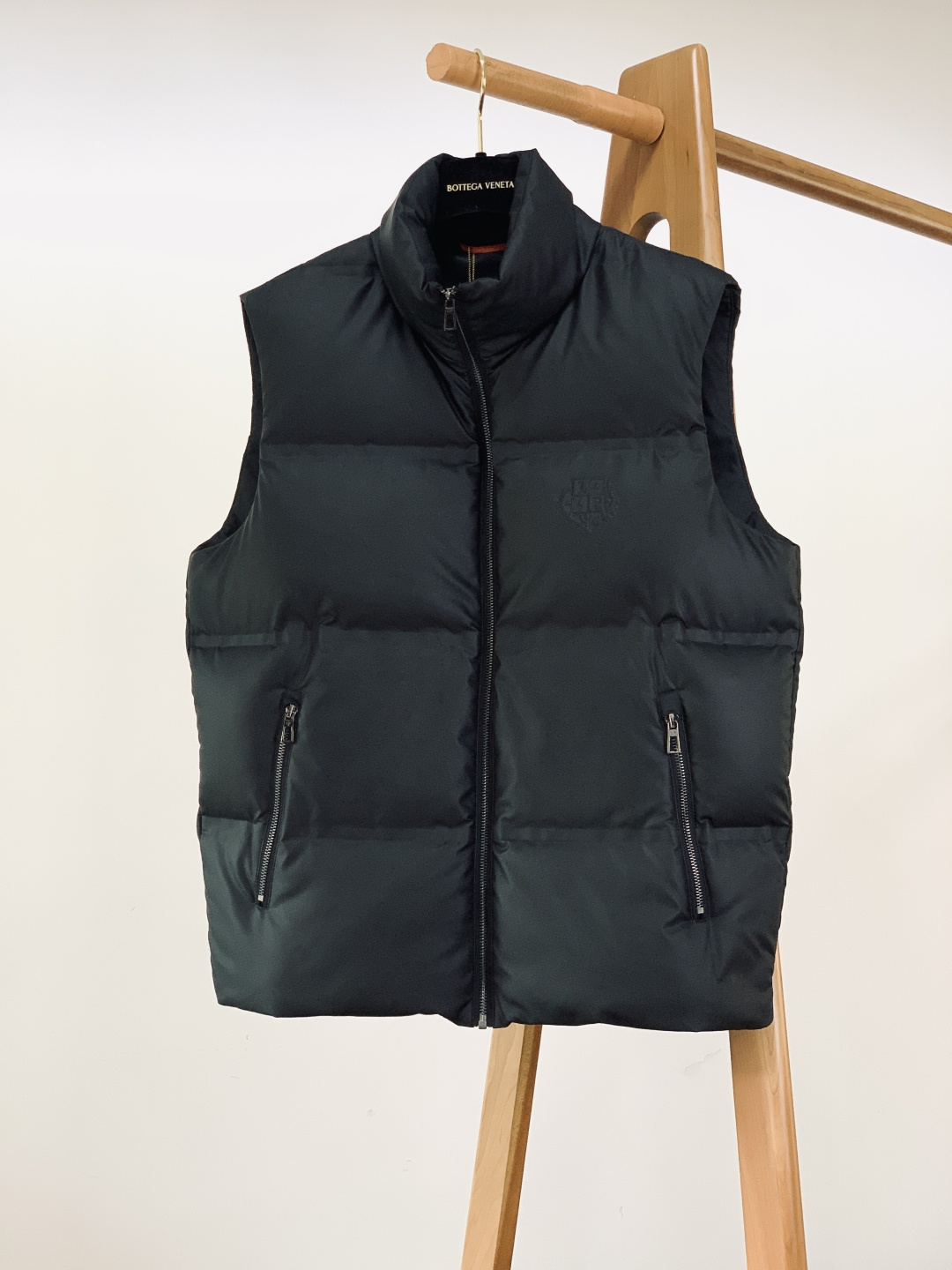 NO:728769,Support the LoroPiana L.P casual leather down vest after the New Year. The interior is filled with 90% down, and the fluffiness is directly filled up. The upper body is like a cloud, keeping warm but so light that it is almost no burden. It is not bulky when layered with suits and coats in autumn and winter.  The outer fabric is made of fine matte black leather, with a low-key 'noble filter'; the embossed logo on the chest uses three-dimensional embossing technology, and the dark pattern hides a high level of luxury recognition, and it wins the texture without making a sound.  The metal zipper is engraved with the LP logo and is as smooth as silk; the hidden zipper pocket on the side is edged with leather, which is practical without destroying the overall minimalist feel; the plaid lining + orange contrasting strips inside are a must-have for the 'inner show' style, which instantly lights up the outfit when folded to reveal it. From the stitching of the leather to the embossed details of the buttons, there is a sense of regularity with Italian precision. Even the wash label of the lining is printed with the full name of the brand, and every part says 'taste'.  ……………………………………………………………… Size48-56,,loro piana,loro piana,down jacket,business suit,19860909支持年后 LoroPiana L.P 休闲皮羽绒马甲 内里填充90绒,蓬松度直接拉满,上身像裹了团云,保暖却轻得几乎没负担,秋冬叠穿西装、大衣都不臃肿. 外层面料是细腻的哑光黑皮质,自带低调的“贵气滤镜”；胸口的浮雕徽标用立体压纹工艺,暗纹里藏着高奢辨识度,不动声色就赢了质感. 金属拉链刻满LP标识,顺滑到“丝滑”；侧边隐形拉链口袋带皮质包边,实用又不破坏整体极简感；内里的格纹衬里+橙色撞色条,是“内秀派”的小心机,翻折露出时瞬间点亮穿搭. 从皮质的拼接走线到纽扣的压印细节,都带着意式精工的规整感,连内衬的洗标都印着品牌全称,每一处都在说“讲究”. …………………………………………………… Size48-56,,loro piana,loro piana,down jacket,business suit,,Men's clothing