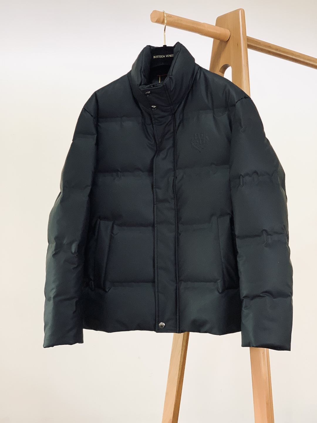 NO:728778,Support the LoroPiana L.P leather down jacket after the new year. It welds 'low-key luxury' into a light and warm jersey for autumn and winter. The interior is filled with 90 down, and the fill power is directly filled. The upper body is like a warm cloud, keeping warm but so light that it is almost weightless. It is not bulky when putting on a suit or folding a coat.  The matte black leather fabric has a delicate texture, and it hides 'tangible high-end' in a low-key manner; the embossed logo on the chest is three-dimensionally embossed, and the LP logo in the dark pattern is a quiet and luxurious recognition. The metal zipper is engraved with the 'LP' logo, and it slides smoothly to the bottom; the buttons are embossed with the full name of the brand, and even the inner plaid lining has an orange contrasting strip, which instantly lights up the outfit when it is folded to reveal it.  From the leather stitching to the snap button details on the collar, everything has a neat sense of Italian origin; the brand information and fabric ingredients on the wash labels are clearly marked, and even the zippers of the lining pockets are engraved with logos, writing 'fineness' all over the body. ……………………………………………… Size48-56,, loro piana, loro piana, down jacket, business suit,19860909支持年后 LoroPiana L.P 皮面羽绒服 把“低调奢感”焊在秋冬的轻暖战袍 内里填足90绒,蓬松度直接拉满,上身像裹了团暖云,保暖却轻得几乎没负重,套西装、叠大衣都不臃肿. 哑光黑皮质面料自带细腻肌理,低调里藏着“摸得到的高级”；胸口的浮雕徽标用立体压纹工艺,暗纹里的LP标识,是不动声色的奢品辨识度. 金属拉链刻满“LP”标识,顺滑到“一拉到底”；纽扣压印品牌全称,连内衬的格纹衬里都做了橙色撞色条,翻折露出时瞬间点亮穿搭,是“内秀派”的小心机. 从皮质的拼接走线到领口的按扣细节,每一处都带着意大利原产的利落感；洗标上的品牌信息、面料成分标注得清清楚楚,连内衬口袋的拉链都刻着logo,把“讲究”写满全身. …………………………………………………… Size48-56,,loro piana,loro piana,down jacket,business suit,,Men's clothing