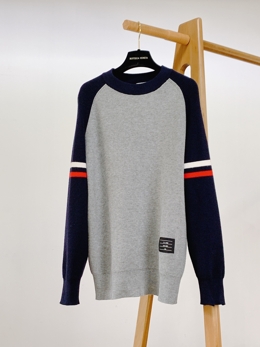 Thom Browne 汤姆·布朗 2025FW秋冬新品 套头撞色针织衫。采用灰黑/灰藏青撞色插肩袖设计