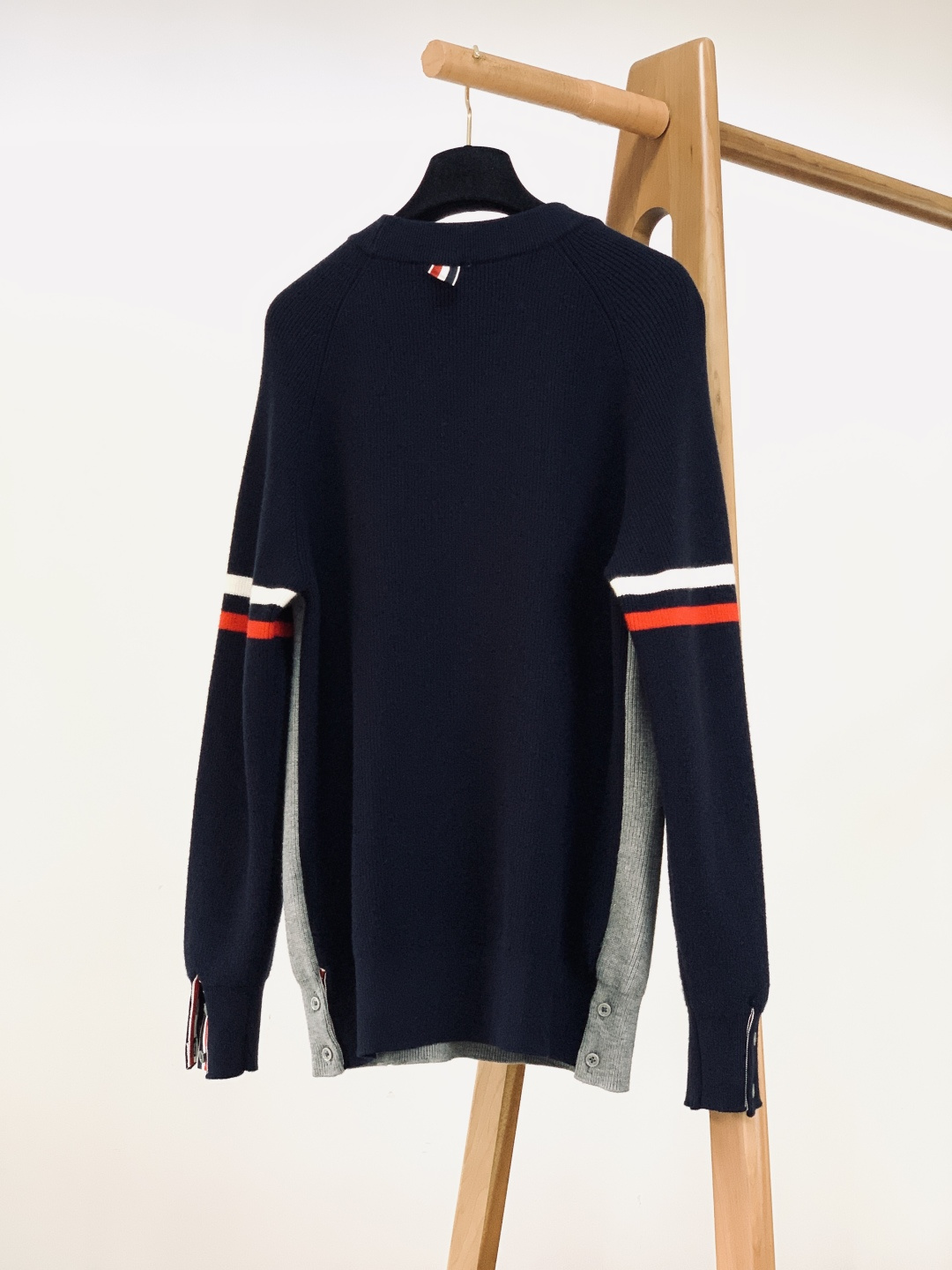 Thom Browne 汤姆·布朗 2025FW秋冬新品 套头撞色针织衫。采用灰黑/灰藏青撞色插肩袖设计