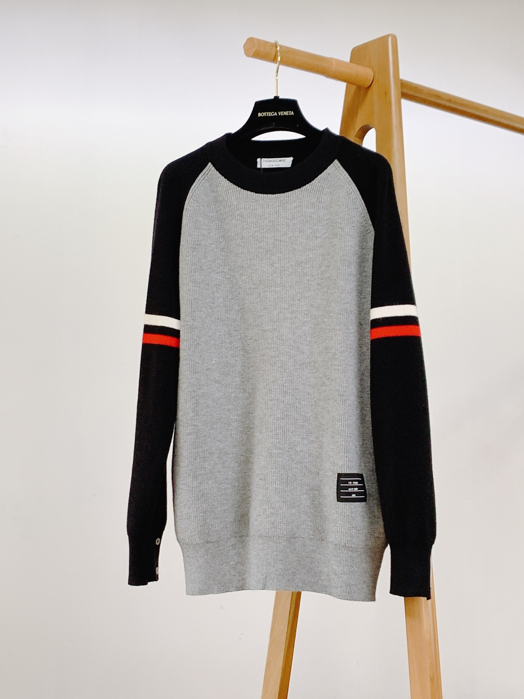 Thom Browne 汤姆·布朗 2025FW秋冬新品 套头撞色针织衫。采用灰黑/灰藏青撞色插肩袖设计