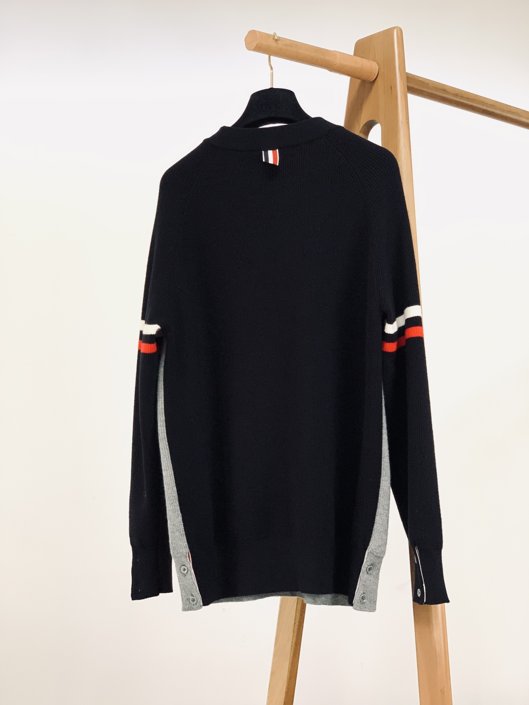 Thom Browne 汤姆·布朗 2025FW秋冬新品 套头撞色针织衫。采用灰黑/灰藏青撞色插肩袖设计