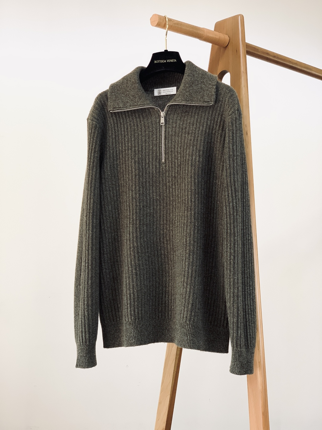 Brunello Cucinelli 布鲁奈罗.库奇内利 2025FW秋冬新品半拉链针织衫。采用BC标志