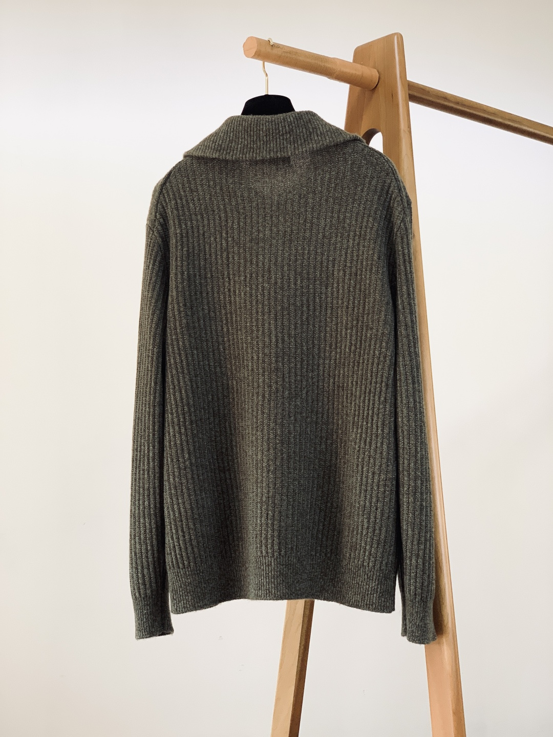 Brunello Cucinelli 布鲁奈罗.库奇内利 2025FW秋冬新品半拉链针织衫。采用BC标志