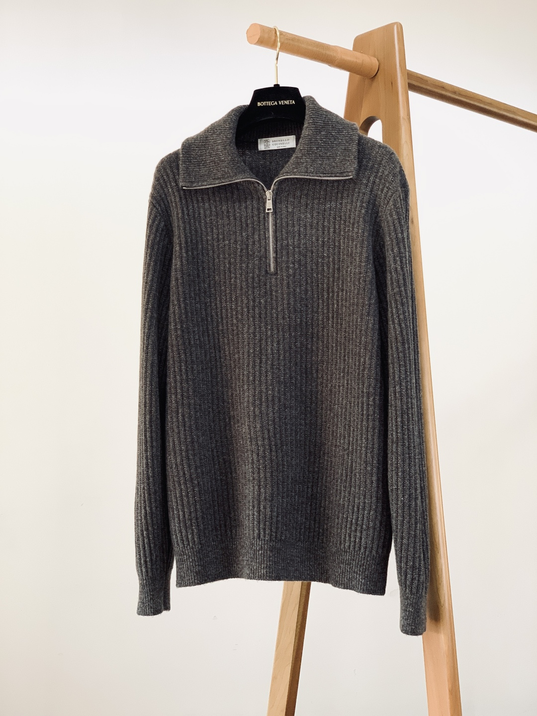Brunello Cucinelli 布鲁奈罗.库奇内利 2025FW秋冬新品半拉链针织衫。采用BC标志