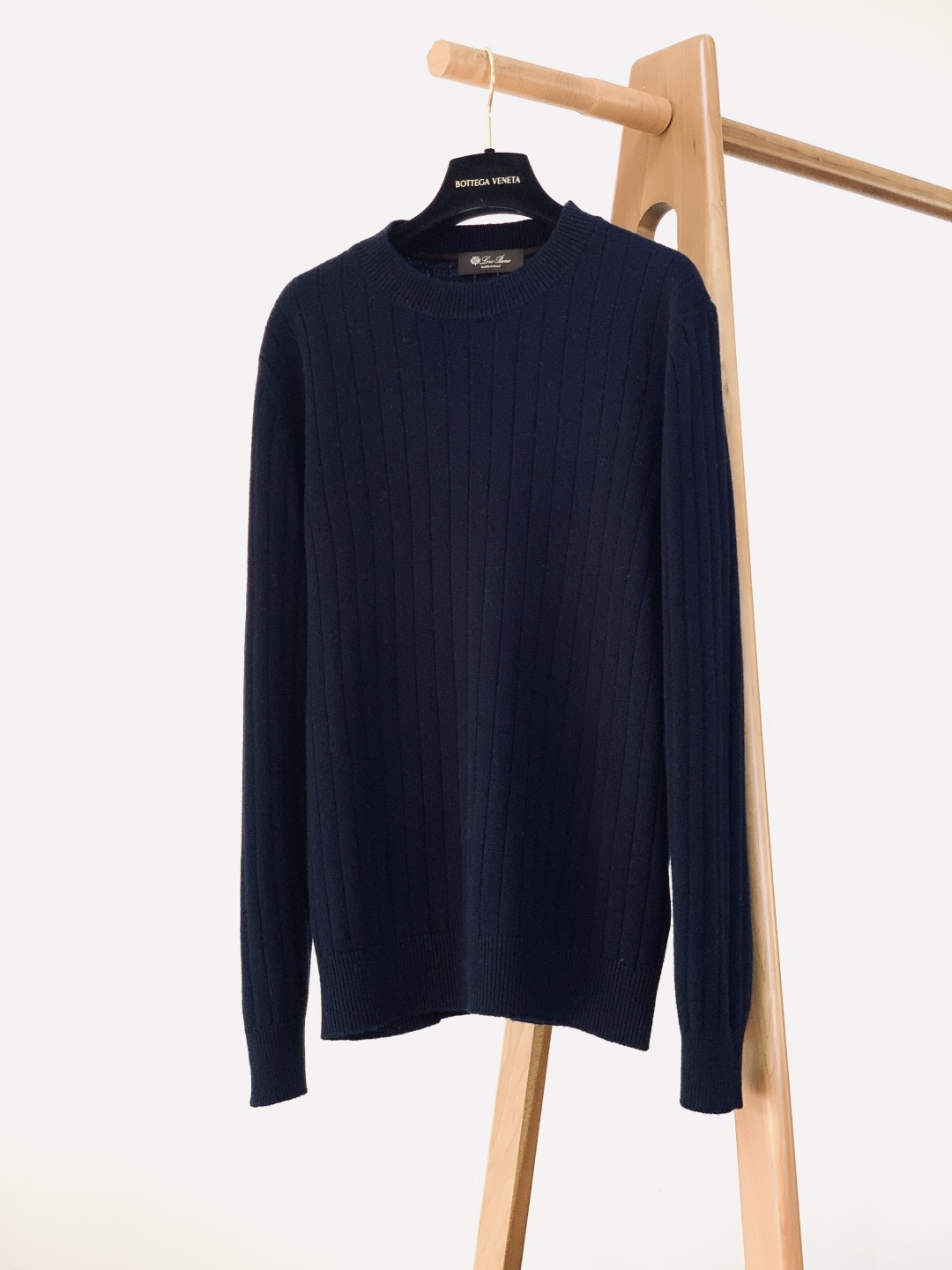 NO:691207,LoroPiana L.P 1975FW new autumn and winter Italian cashmere sweater wears 'soft gold' into daily relaxation. The low saturated color of navy/warm camel has a texture that 'will not go out of style for ten years'; it is a fine pit texture + soft and waxy cashmere texture, hiding the luxury of 'soft gold' in every inch of touch;  It has a comfortable silhouette with a round neck and dropped shoulders. It looks low-key and elegant when paired with a suit. It is effortlessly lazy and fashionable when paired with jeans. Every stitch has the minimalist aesthetic of LP, and wearing it is the embodiment of 'low-key and classy'. ……………………………………………… SizeM-3XL,, loro piana, loro piana, business suit, gold,19860909LoroPiana L.P 1975FW秋冬新品 意式羊绒针织衫把“软黄金”穿成日常松弛感. 藏青/暖驼的低饱和色调,自带“穿十年都不过时”的质感； 是细密坑条纹理+软糯羊绒肌理,把“软黄金”的奢感藏在每寸触感里； 是圆领落肩的自在廓形,搭西装是低调贵气,配牛仔是毫不费力的慵懒时髦. 每道针脚都带着LP的极简审美,穿上就是“低调有品”的具象化. …………………………………………………… SizeM-3XL,,loro piana,loro piana,business suit,gold,,Men's clothing