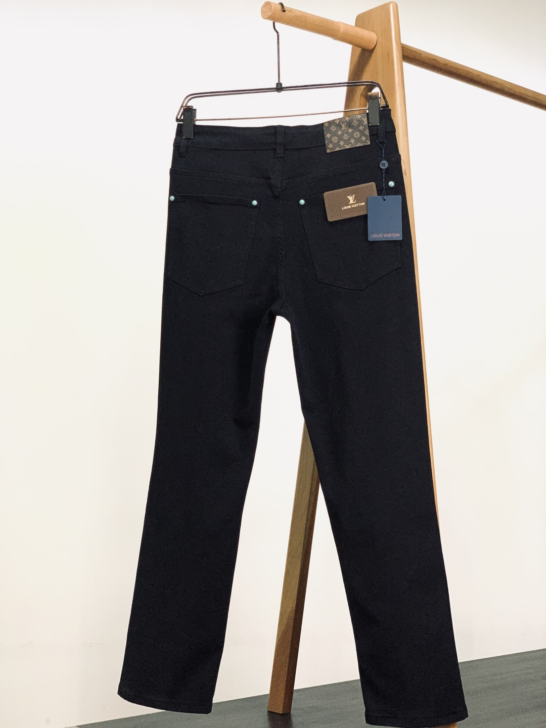 LouisVuitton 路易威登 2025FW秋冬新品高级时装感，重工洗水牛仔裤。面料很特殊，超细精仿