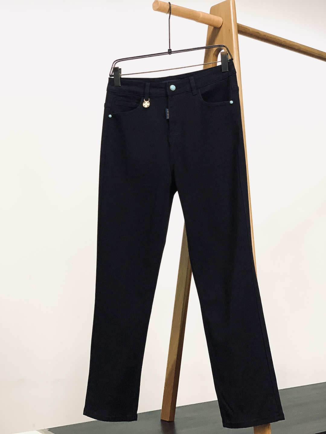 LouisVuitton 路易威登 2025FW秋冬新品高级时装感，重工洗水牛仔裤。面料很特殊，超细精仿