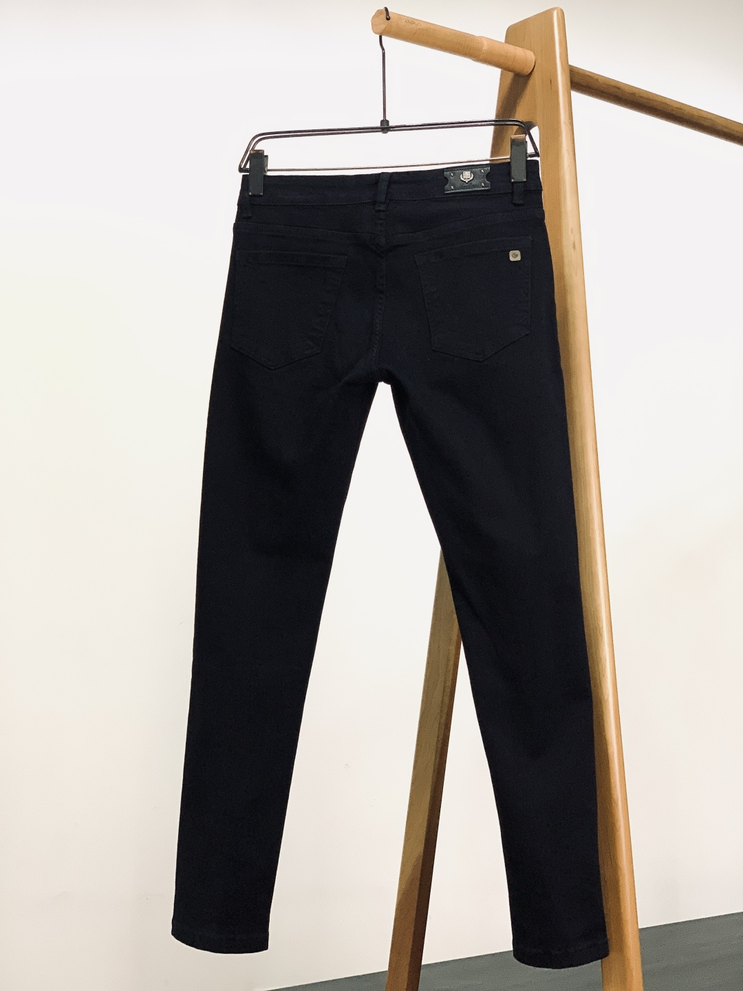 LoroPiana L.P FW秋冬新品高级时装感，重工洗水牛仔裤。面料很特殊，超细精仿棉纱混纺，超柔舒