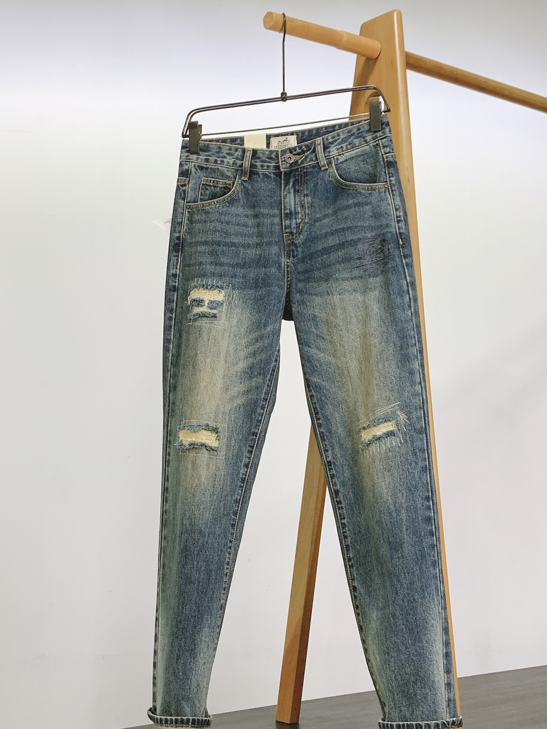 Hermès 爱马仕 复古破洞牛仔裤👖选用重磅洗水牛仔面料，经过做旧水洗工艺呈现出层次丰富的深灰质感，裤