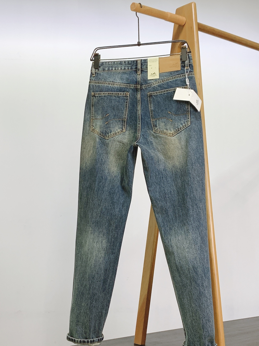 Hermès 爱马仕 复古破洞牛仔裤👖选用重磅洗水牛仔面料，经过做旧水洗工艺呈现出层次丰富的深灰质感，裤