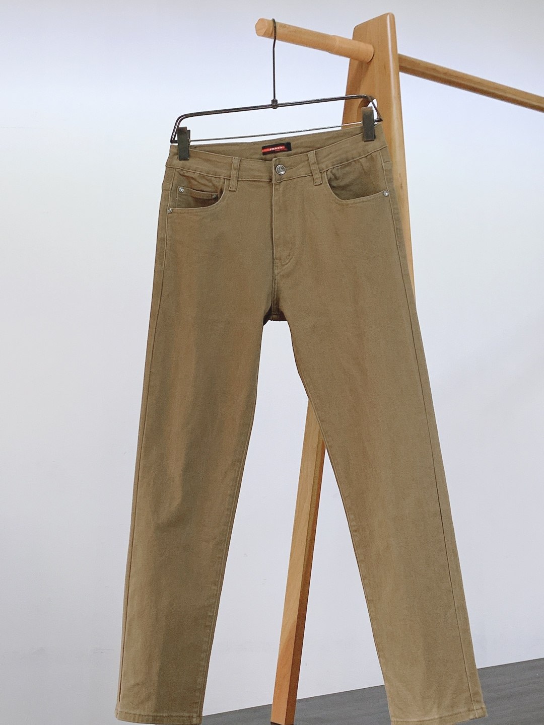 Prada 普拉达 2025FW秋冬新品高级时装感，重工洗水牛仔裤。面料很特殊，超细精仿棉纱混纺，超柔舒