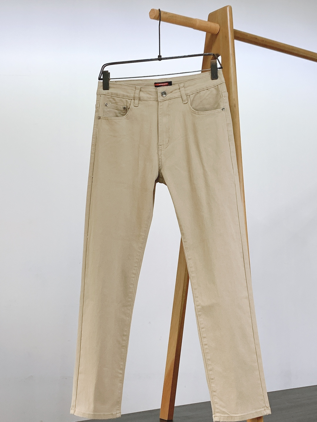 Prada 普拉达 2025FW秋冬新品高级时装感，重工洗水牛仔裤。面料很特殊，超细精仿棉纱混纺，超柔舒