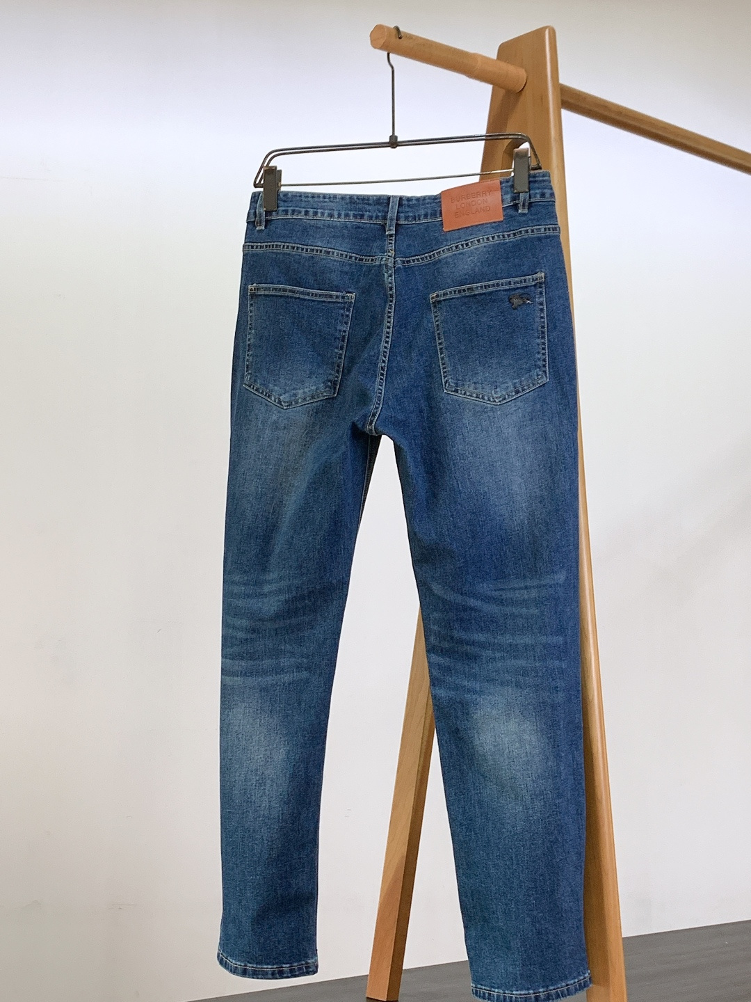Burberry 巴宝莉 2025FW秋冬新品高级时装感，重工洗水牛仔裤。面料很特殊，超细精仿棉纱混纺，