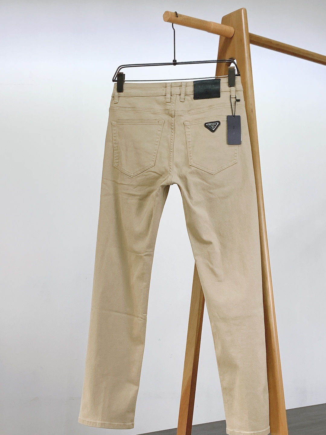 Prada 普拉达 2025FW秋冬新品高级时装感，重工洗水牛仔裤。面料很特殊，超细精仿棉纱混纺，超柔舒