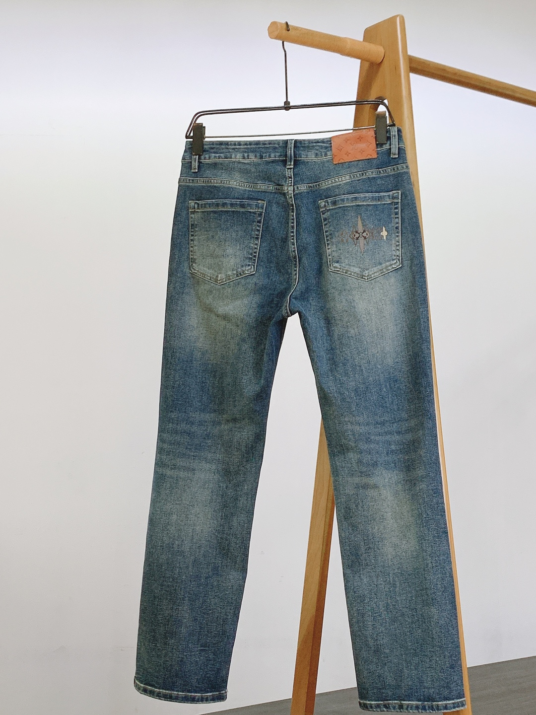 LouisVuitton 路易威登 驴家王炸款牛仔裤👖独爱这一条，提花弹力直筒牛仔裤…… 重工洗水工艺…