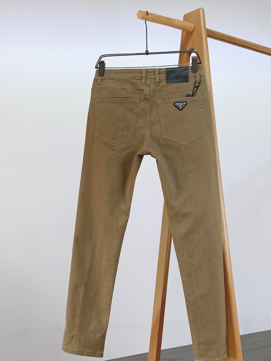 Prada 普拉达 2025FW秋冬新品高级时装感，重工洗水牛仔裤。面料很特殊，超细精仿棉纱混纺，超柔舒