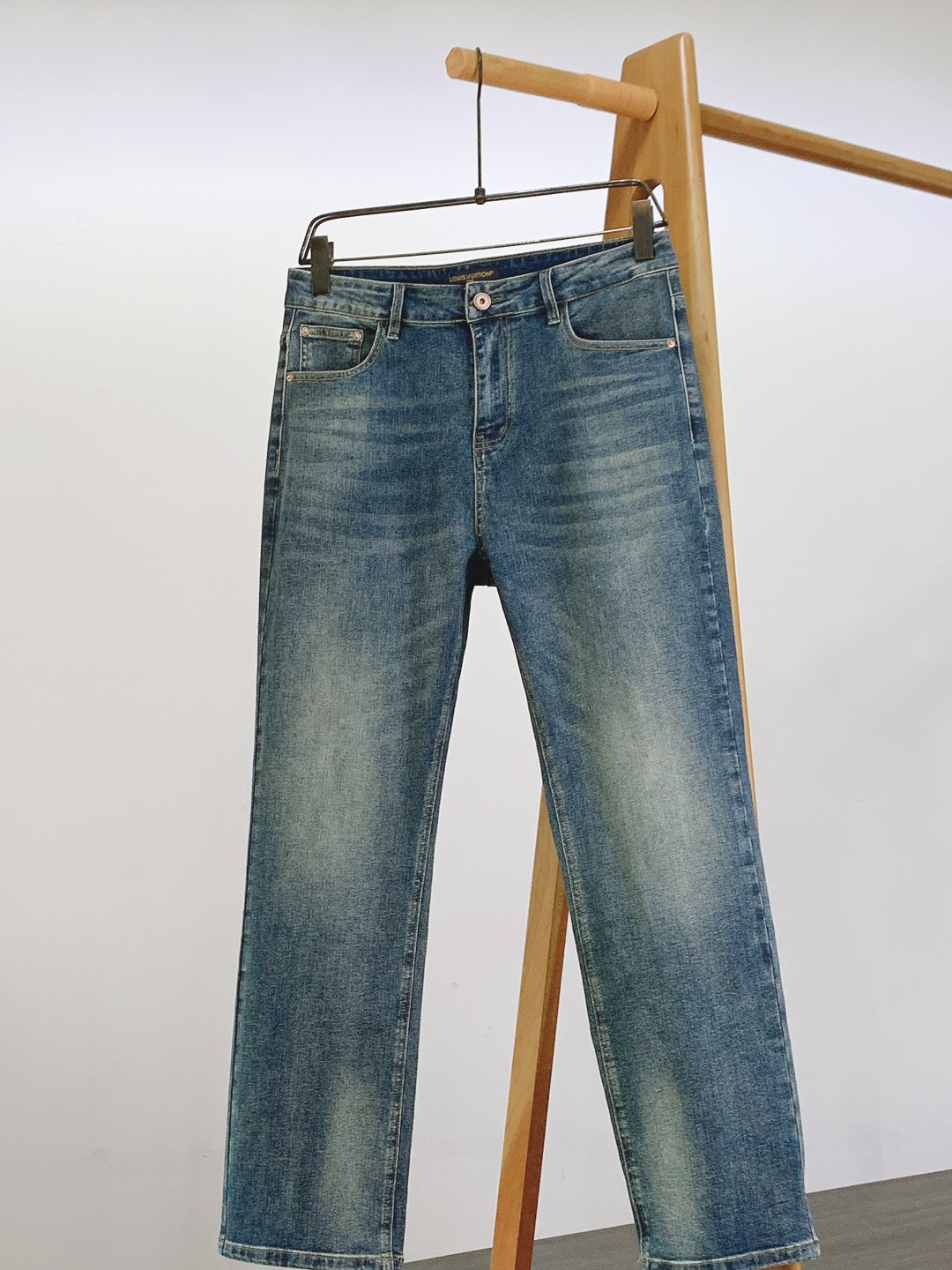 LouisVuitton 路易威登 驴家王炸款牛仔裤👖独爱这一条，提花弹力直筒牛仔裤…… 重工洗水工艺…