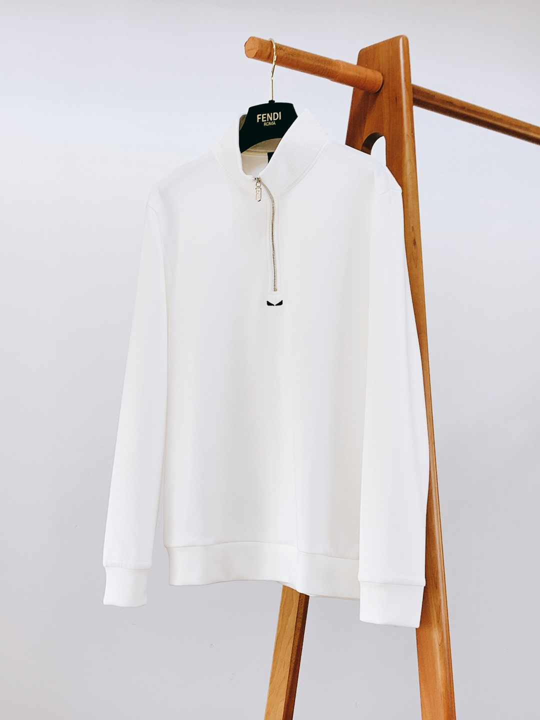 Fendi 芬迪 2025FW秋冬新品 半拉链立领套头运动衫T恤卫衣时尚潮流的全新简约既视感…高领半拉链