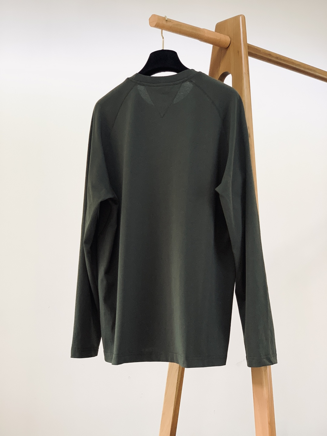 Bottega Veneta 葆蝶家 2025FW秋冬新品 BV 新款圆领军绿色长袖T恤，面料:100%