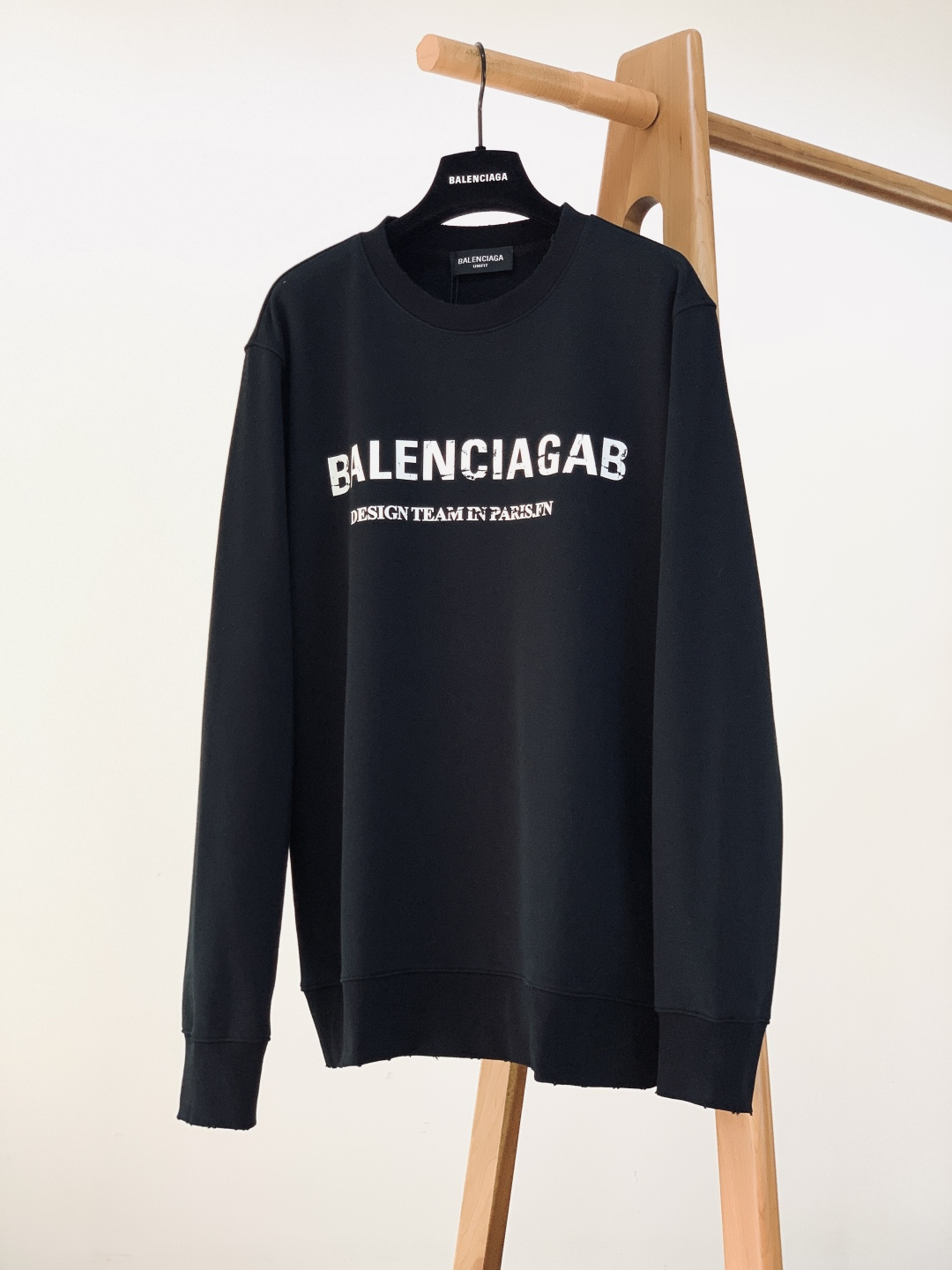 NO:691193,Balenciaga's new 2025 FW autumn and winter casual printed sweatshirt is made of high-weight pure cotton fabric with a crisp and soft touch. The moment you wear it, it has the tough silhouette of the trendy brand and a comfortable and skin-friendly feel. It is an excellent base for creating looks in autumn and winter.  The distressed and frayed letter print breaks the monotony, and the text printed all over the back hides design ingenuity. The detail processing of the raw edge collar and cuffs is the brand's casualness engraved in the bones, showing the trendy and luxurious taste in the details. Black and white are two classic colors, and the loose os tailoring accommodates various body shapes. Wear alone and casual in the street, layered jackets instantly become a hardcore trend. Whether you are strolling on the street or gathering with friends, you can wear an effortless high-street accent. Same style for men and women ……………………………………………………  SizeM-XXL,,balenciaga,hoodie,sweatshirts,jackets & coats,19860909巴黎世家 2025FW秋冬新品 休闲印花卫衣,甄选高克重纯棉面料,带着挺括软糯的触感,上身的瞬间,既有潮牌的硬朗轮廓,又有亲肤的舒适体感,是秋冬打造造型的绝佳基底. 做旧磨损的字母印花打破单调,后背满印文字更是暗藏设计巧思,毛边领口袖口的细节处理,是品牌刻在骨子里的随性,于细节处彰显潮奢品味. 黑、白两款经典色系,宽松os剪裁包容各种身形,单穿随性炸街,叠搭夹克秒变硬核潮人,无论是街头闲逛还是好友聚会,都能穿出不费力的高街腔调.男女同款 …………………………………………………… SizeM-XXL,,balenciaga,hoodie,sweatshirts,jackets & coats,,Men's clothing