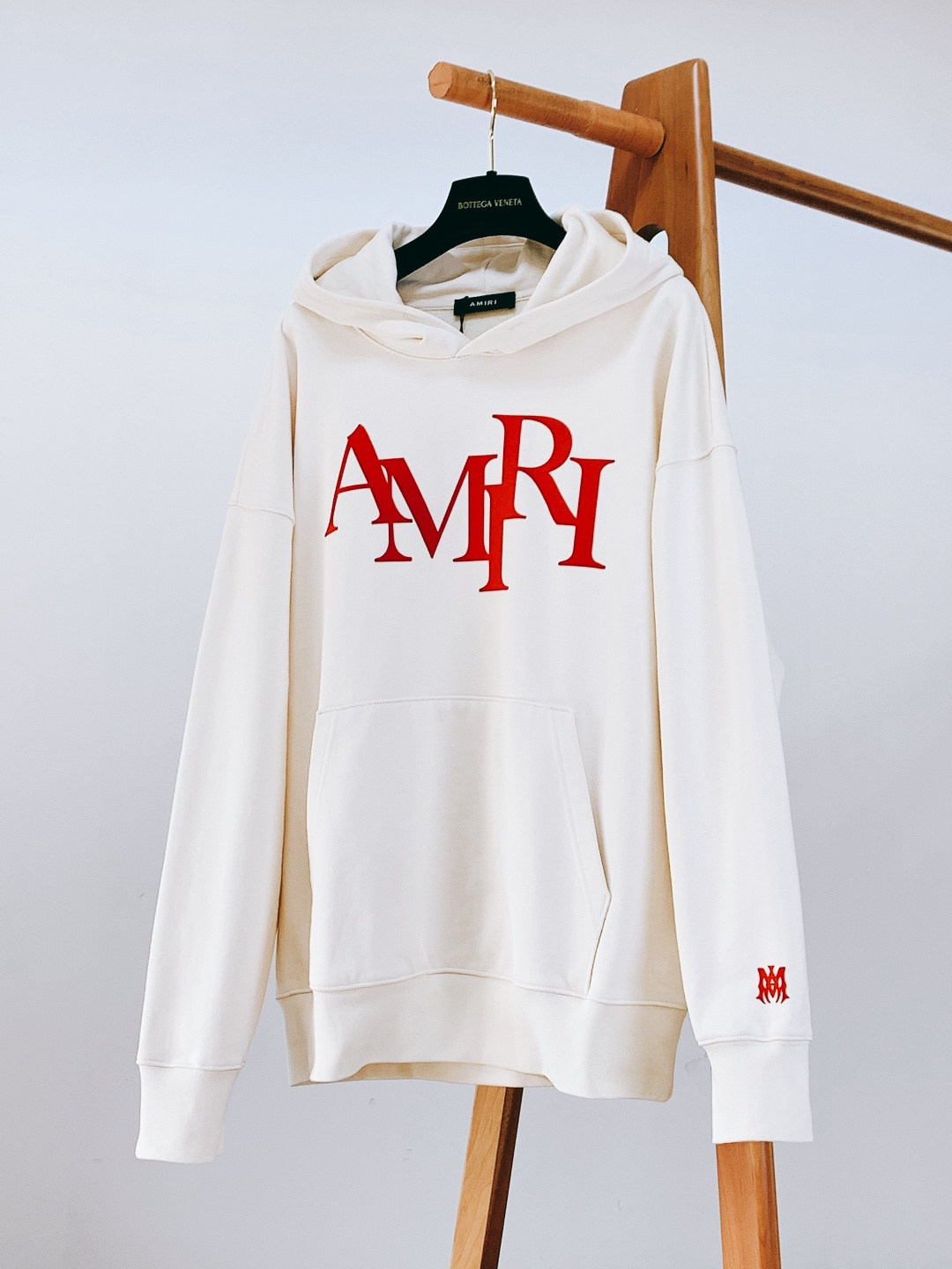 Amiri 2025FW秋冬新品 休闲连帽卫衣。甄选高支精梳棉混纺面料，触感柔软细腻且兼具挺括度，不易起