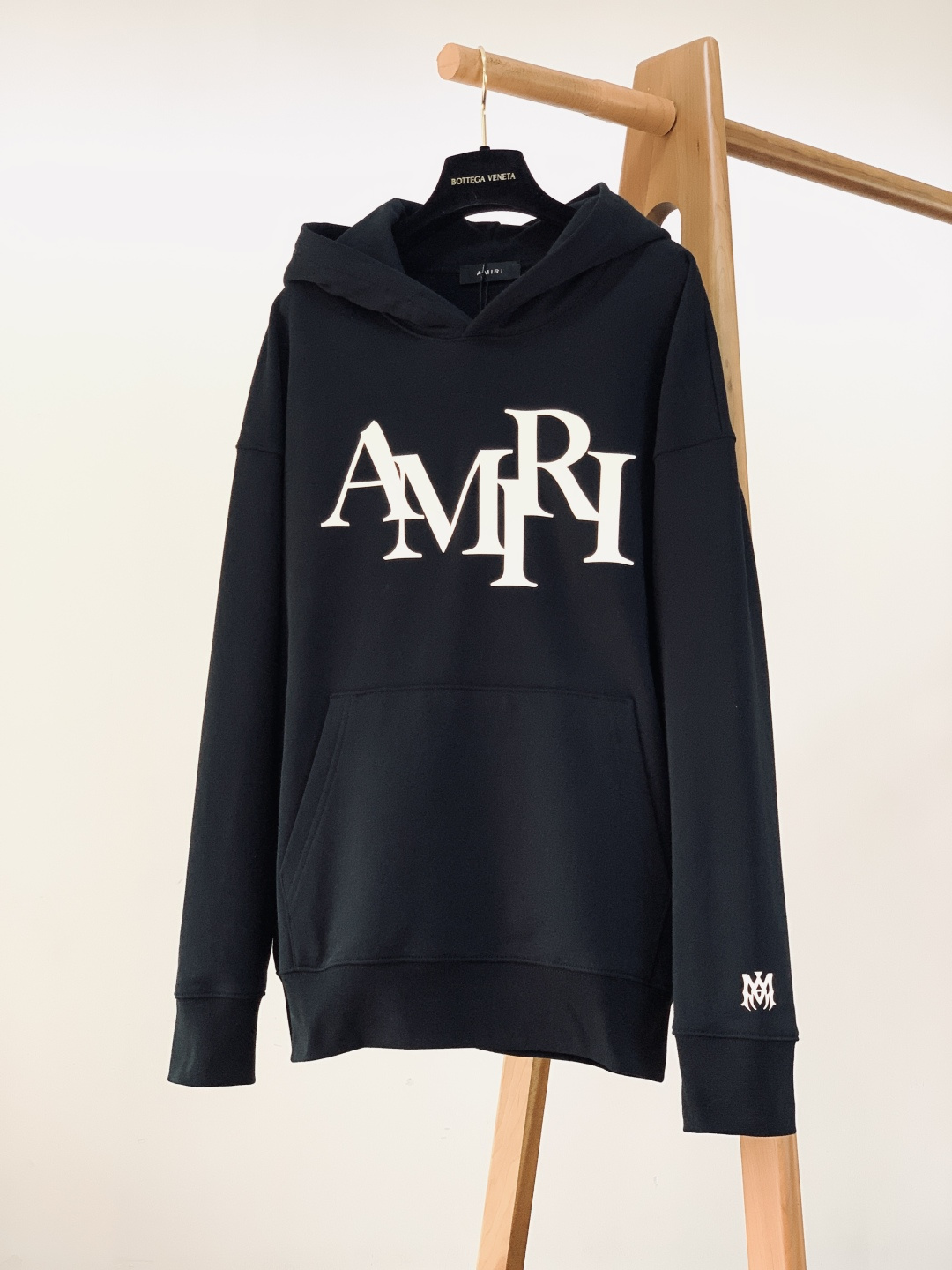 Amiri 2025FW秋冬新品 休闲连帽卫衣。甄选高支精梳棉混纺面料，触感柔软细腻且兼具挺括度，不易起
