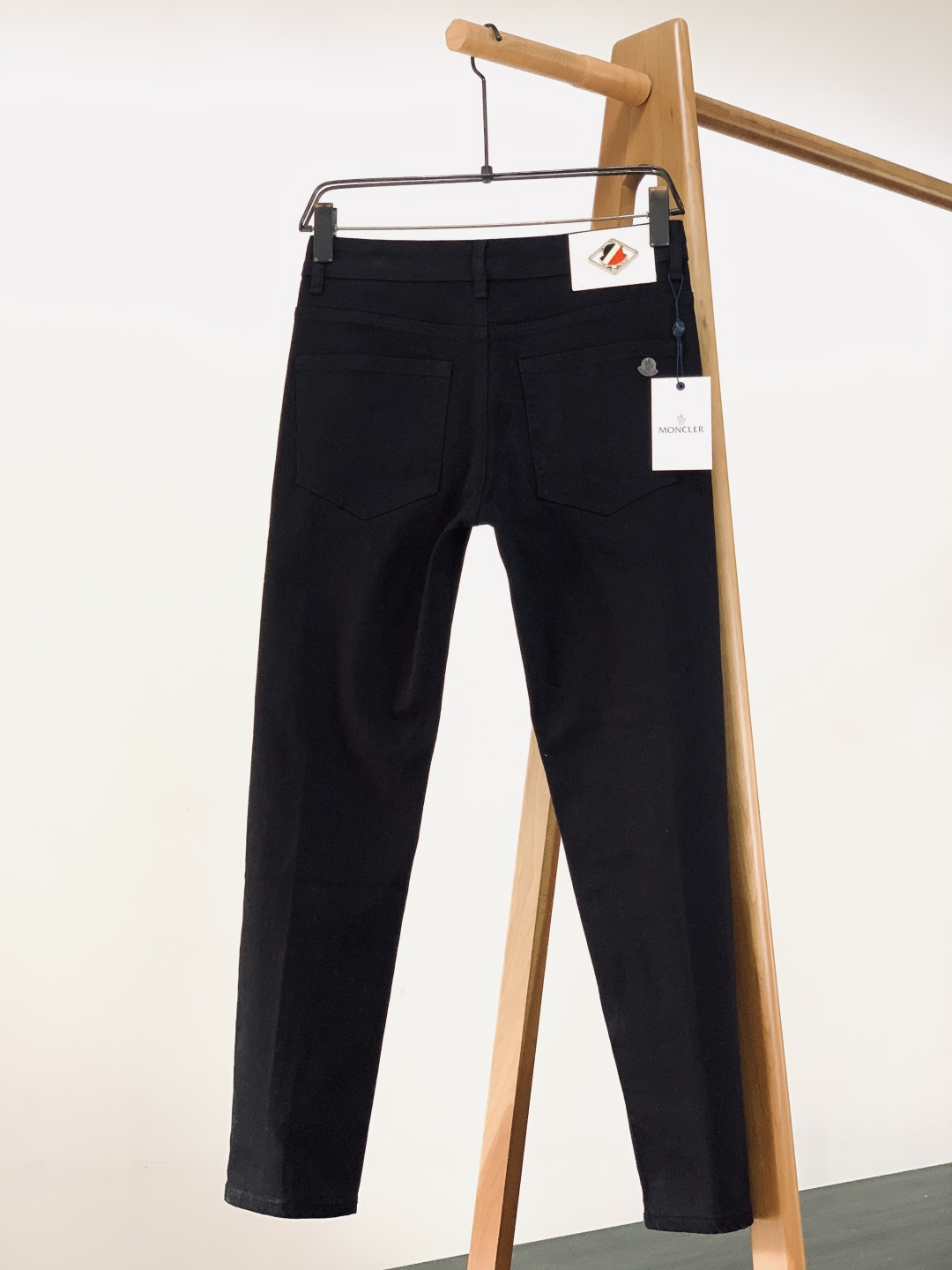 Moncler 蒙口 2025FW秋冬新品高级时装感，重工洗水牛仔裤。面料很特殊，超细精仿棉纱混纺，超柔