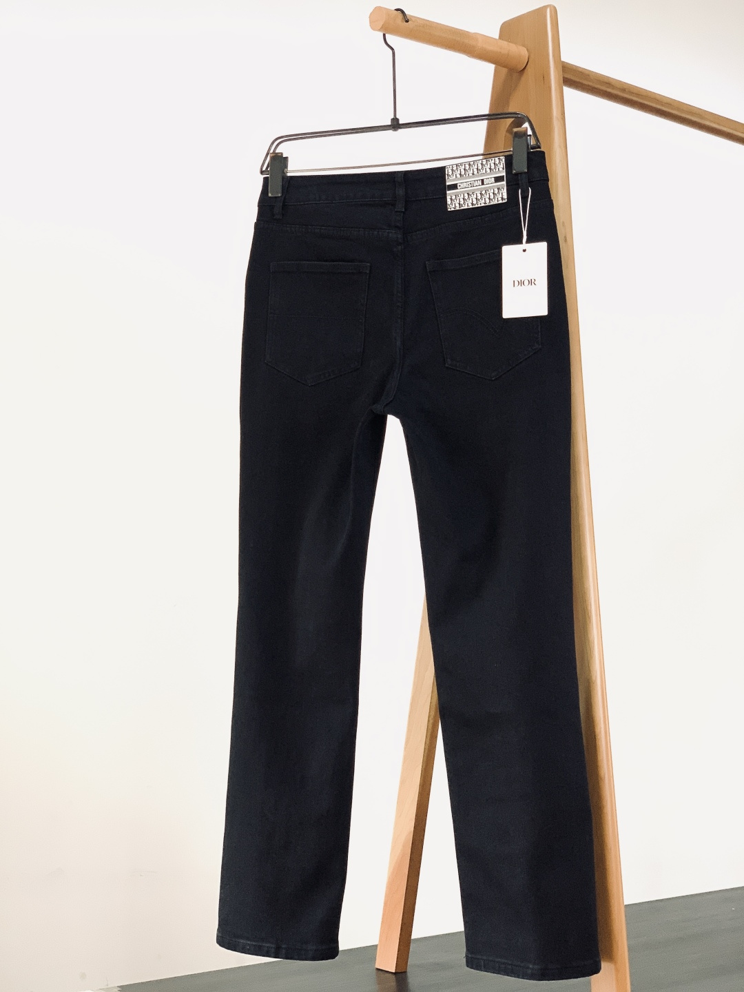 Dior Homme 迪奥·桀傲 2025FW秋冬新品高级时装感，重工洗水牛仔裤。面料很特殊，超细精仿棉