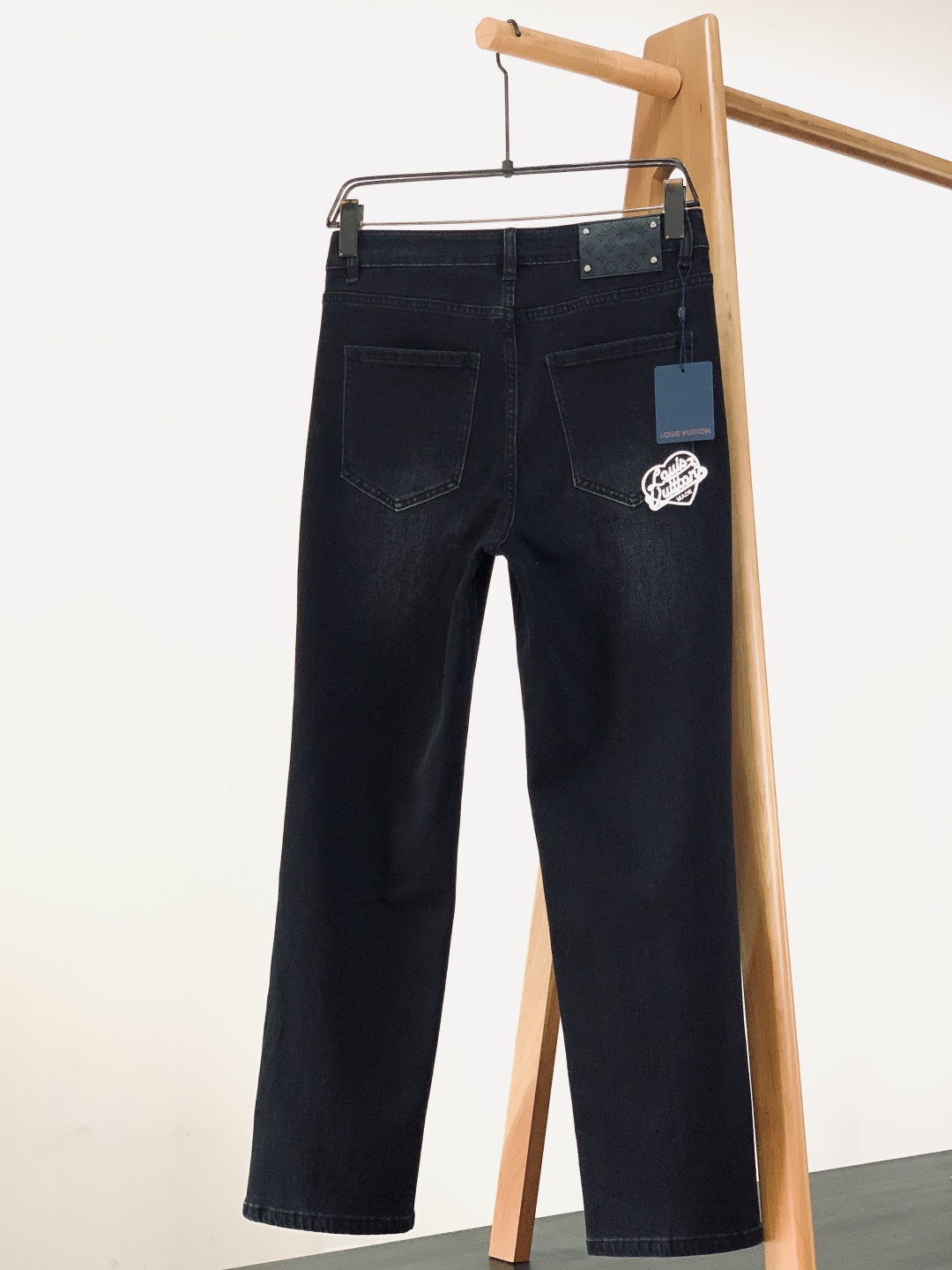 LouisVuitton 路易威登 2025FW秋冬新品高级时装感，重工洗水牛仔裤。面料很特殊，超细精仿