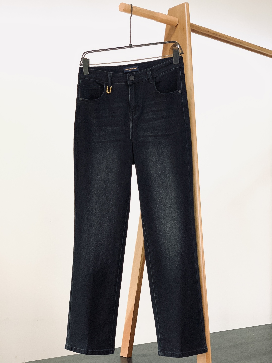 LouisVuitton 路易威登 2025FW秋冬新品高级时装感，重工洗水牛仔裤。面料很特殊，超细精仿
