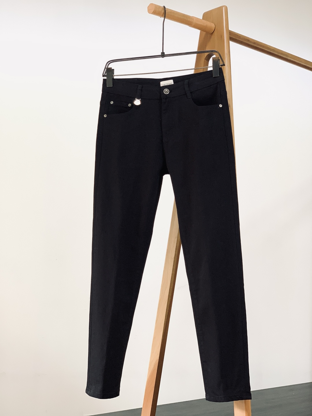 Moncler 蒙口 2025FW秋冬新品高级时装感，重工洗水牛仔裤。面料很特殊，超细精仿棉纱混纺，超柔