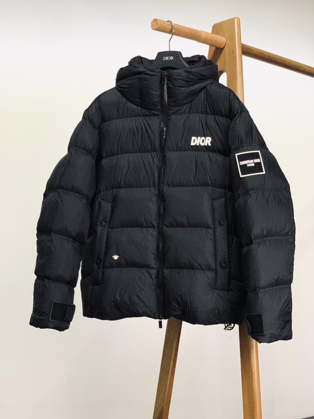 NO:662542,Dior Homme Dior·Jie Ao 2025FW new autumn and winter products  Casual hooded down jacket. It is made of high-density windproof and cold-resistant fabrics. The surface is treated with water-repellent treatment, which can easily withstand the cold wind and drizzle in winter. It has a delicate and smooth touch and is not easy to pill. The interior is filled with 90 high-purity white duck down, which is full and fluffy. The temperature-locking performance is far superior to ordinary down. The upper body is light and weightless, taking into account the need for warmth in winter and the comfort of luxury wear.  The body is embellished with the brand's classic bee embroidery and three-dimensional embossed letter logo, which makes it highly recognizable and hides the design ingenuity; the custom-made metal zipper is smooth and durable, with an adjustable drawstring hood and elastic windproof cuffs, and double temperature locking to prevent cold wind from entering; the fine quilting process is evenly routed to effectively prevent down and velvet, and the loose silhouette is tailored to accommodate various body shapes. The details show the brand's ingenious craftsmanship and low-key luxury.  As the core item of high-end luxury wear in winter, whether it is daily commuting, holiday travel or winter gatherings, one piece can easily adapt to various winter scenes, keeping warm and stylish. The same style for men and women, two colors available. …………………………………………………… SizeM-3XL, dior, dior, down jacket, hats,  19860909Dior Homme 迪奥·桀傲 2025FW秋冬新品 休闲连帽羽绒服.甄选高密防风抗寒面料,表层经防泼水处理,可轻松抵御冬日寒风与细雨侵袭,触感细腻顺滑且不易起球；内里填充90高纯度白鸭绒,绒朵饱满蓬松,锁温性能远超普通羽绒,上身轻盈无负重感,兼顾冬日保暖需求与奢品穿着舒适度. 衣身点缀品牌经典蜜蜂刺绣与立体压印字母标识,辨识度拉满且暗藏设计巧思；定制金属拉链顺滑耐用,搭配可调节抽绳连帽与松紧防风袖口,双重锁温杜绝寒风灌入；精工绗缝工艺均匀走线,有效防止羽绒钻绒,宽松廓形剪裁包容各种身形,细节处尽显品牌匠心工艺与低调奢华. 作为冬日高奢穿搭的核心单品,无论是日常通勤、假日出行还是冬日聚会,一件即可轻松适配多元冬日场景,保暖与格调双双在线.男女同款,两色可选. …………………………………………………… SizeM-3XL,,dior,dior,down jacket,hats, ,Men's clothing