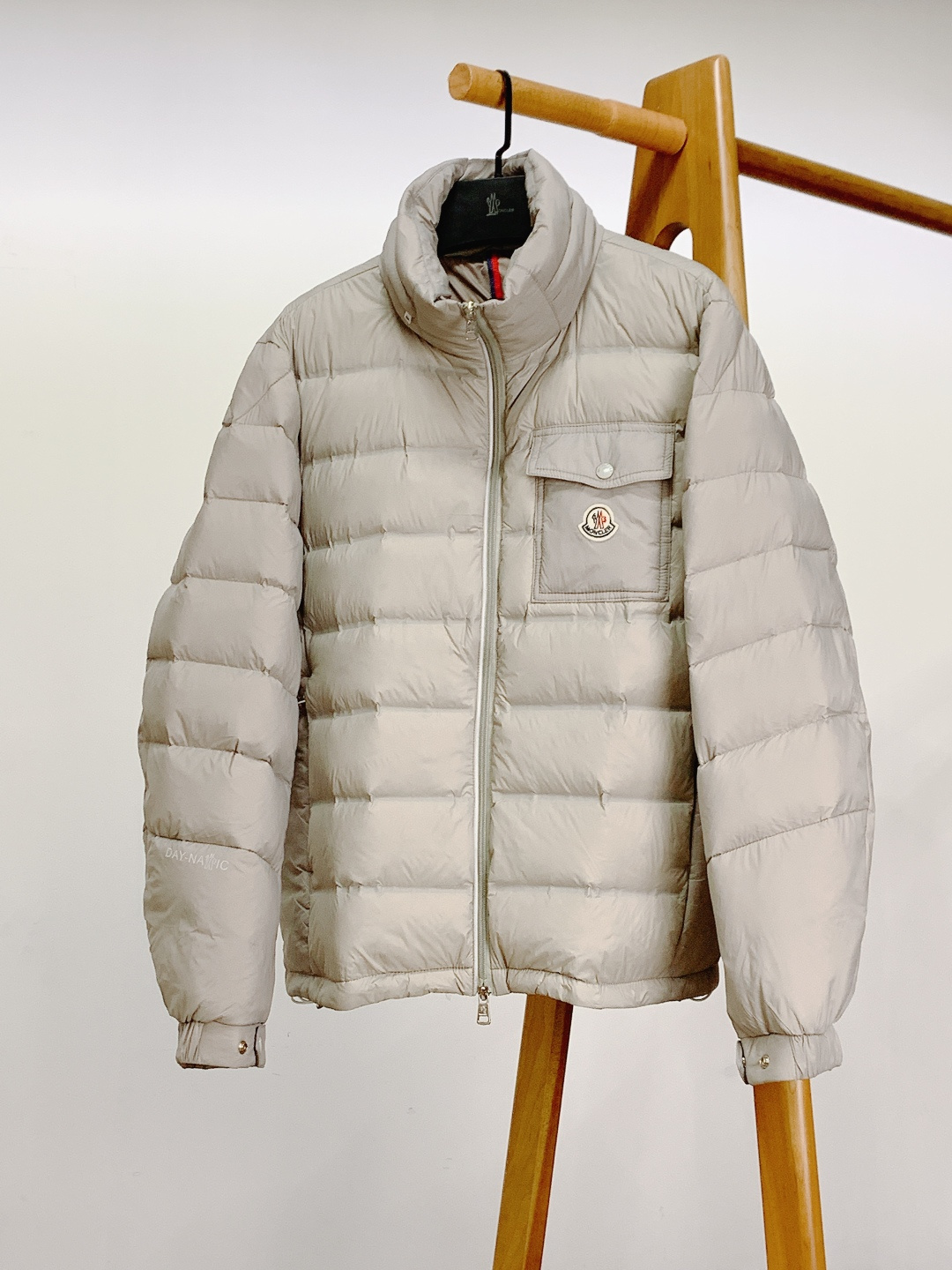 NO:662528,Moncler's 2025FW new autumn and winter stand-up collar jacket down jacket. High-density windproof and water-repellent fabrics are selected. The surface layer is treated with a special process, which can effectively resist cold wind, rain and snow, and is smooth to the touch and not easy to wrinkle. The inside is filled with 90 high-purity white duck down. The down has large and high fluffiness, excellent temperature locking performance, and the upper body is light and weightless, taking into account both warmth retention and wearing comfort.  The body is embellished with the brand's iconic silicone badge, which makes it highly recognizable and has a three-dimensional texture; the custom-made metal zipper is smooth and durable, and is designed with a windproof stand-up collar and elastic cuffs, which double locks in warmth and prevents wind leakage; the finely crafted stitching is even and fine, which effectively prevents down and velvet from being trapped; the loose silhouette is tailored to accommodate various body shapes, and the details show the craftsmanship of Italian luxury products. Whether it is daily commuting, winter skiing or holiday travel, one piece can easily adapt to various winter scenes, keeping warm and stylish.  ……………………………………………………………… SizeM-3XL,,Moncler,jackets & coats,down jacket, 19860909Moncler 蒙口 2025FW秋冬新品 立领夹克羽绒服.甄选高密度防风防泼水面料,表层经特殊工艺处理,能有效抵御寒风与雨雪侵袭,触感顺滑且不易起皱；内里填充90高纯度白鸭绒,绒朵大且蓬松度高,锁温性能卓越,上身轻盈无负重感,兼顾保暖性与穿着舒适度. 衣身点缀品牌标志性硅胶徽章,辨识度拉满且质感立体；定制金属拉链顺滑耐用,搭配防风立领与松紧袖口设计,双重锁温不漏风；精工缝线均匀细密,有效防止羽绒钻绒,宽松廓形剪裁包容各种身形,细节处尽显意式奢品的匠心工艺. 无论是日常通勤、冬日滑雪还是假日出行,一件即可轻松适配多元冬日场景,保暖与格调两不误. …………………………………………………… SizeM-3XL,,Moncler,jackets & coats,down jacket, ,Men's clothing