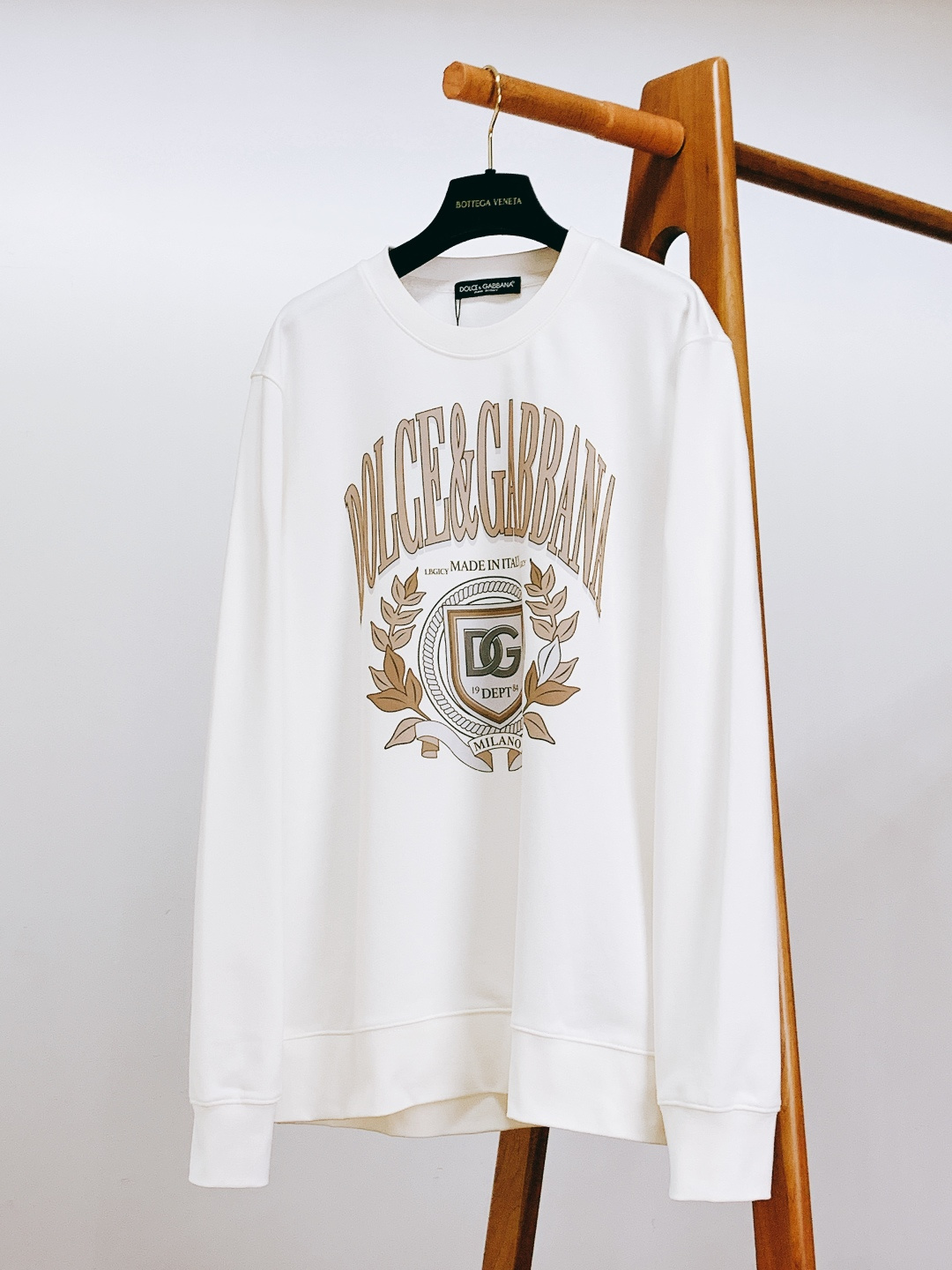 NO:662505,DOLCE&GABBANA 2025FW new autumn and winter product logo printed sweatshirt, Italian classic contrasting color badges vividly appear on the body, pure cotton fabric is soft and skin-friendly, black and white two-color interpretation of minimalist luxury, Milan style is easy to wear. Italian ingenious tailoring, loose version suitable for various outfits, eye-catching tool for fashionable people to go out. Same style for men and women ……………………………………………………  SizeM-XXL,,Dolce&Gabbana,Dolce&Gabbana,hoodie,sweatshirts, 19860909DOLCE&GABBANA 杜嘉班纳 2025FW秋冬新品 徽标印花卫衣,意式经典撞色徽章跃然衣身,纯棉面料柔润亲肤,黑白双色诠释极简奢华,米兰格调轻松上身.意大利匠心剪裁,宽松版型适配各种穿搭,潮人出街的吸睛利器.男女同款 …………………………………………………… SizeM-XXL,,Dolce&Gabbana,Dolce&Gabbana,hoodie,sweatshirts, ,Men's clothing