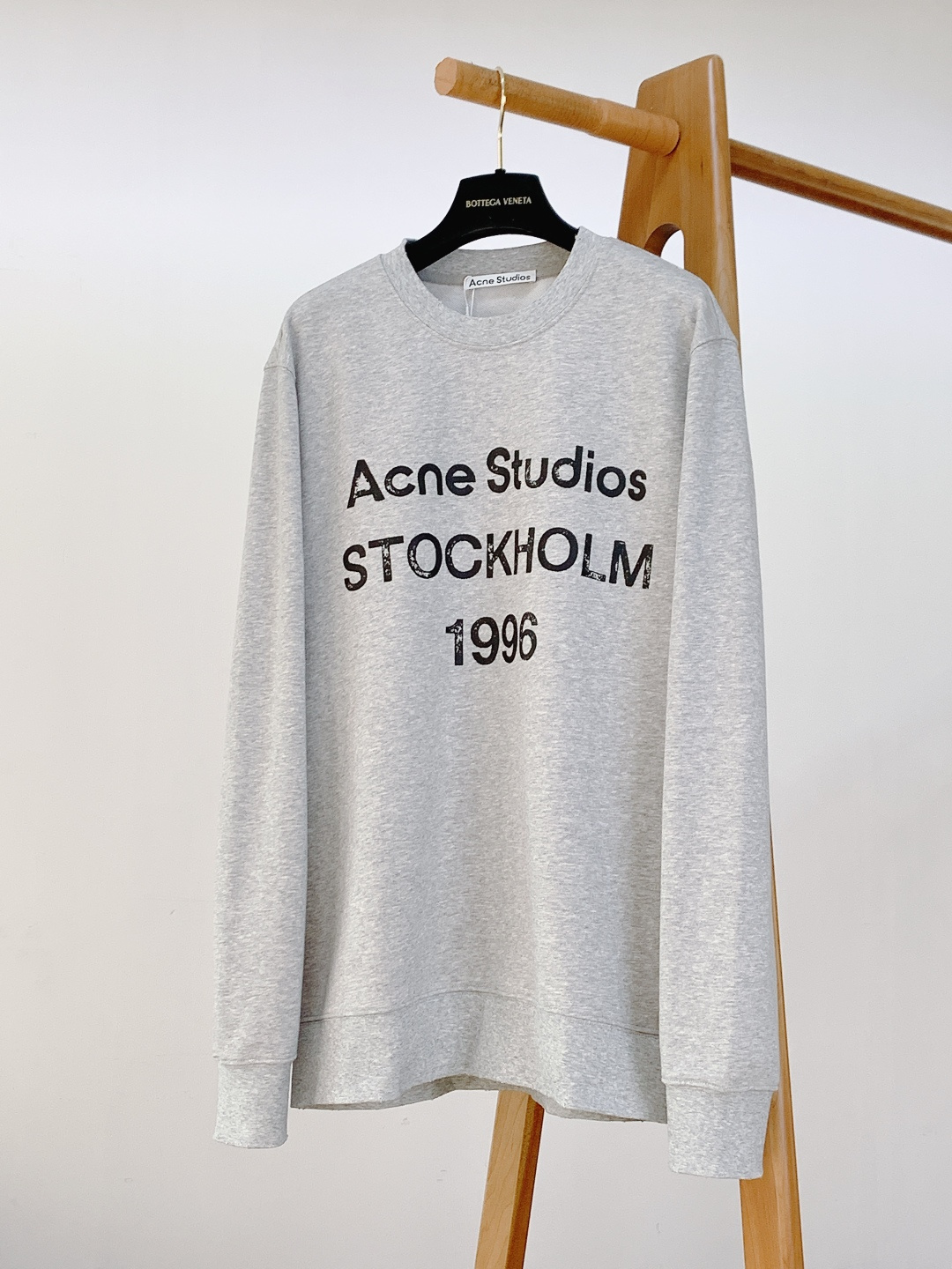 Acne Studios 艾克妮 1996系列做旧印花字母卫衣基础又标志性的印花字母标明了品牌与位置和成