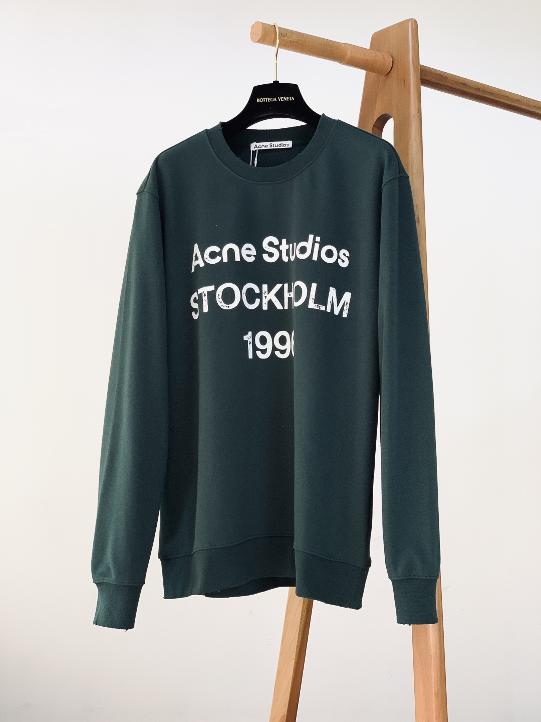 Acne Studios 艾克妮 1996系列做旧印花字母卫衣基础又标志性的印花字母标明了品牌与位置和成