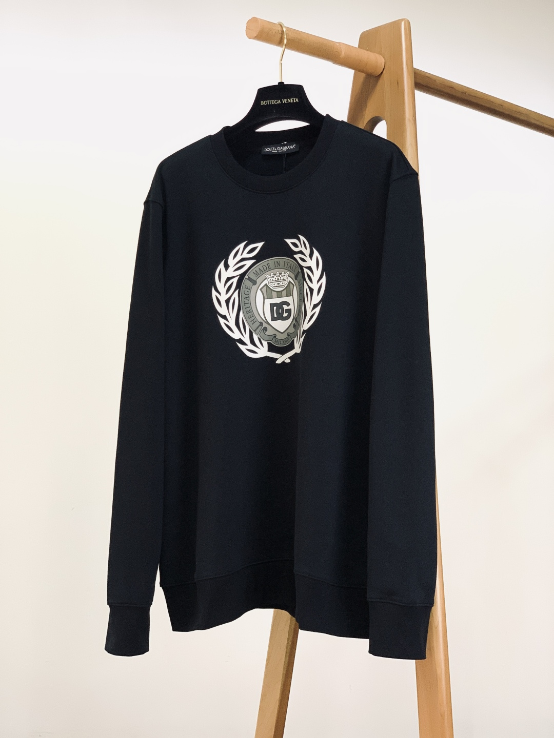 DOLCE&GABBANA 杜嘉班纳 2025FW秋冬新品徽标印花卫衣，意式经典撞色徽章跃然衣身，纯棉面